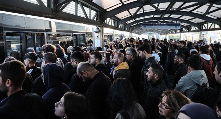 На некоторых остановках метробуса образовался затор из пассажиров