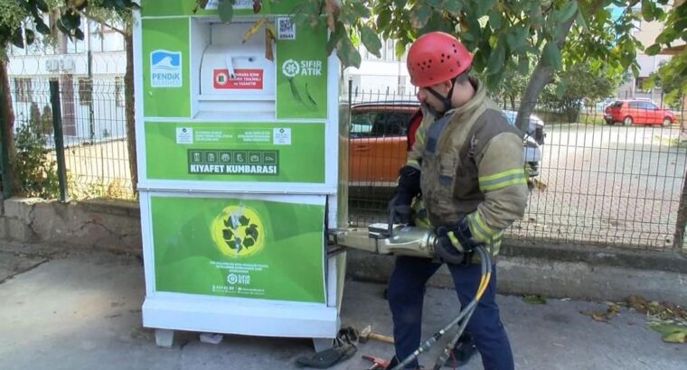 Пожарным в Стамбуле пришлось спасать  застрявшего ребенка