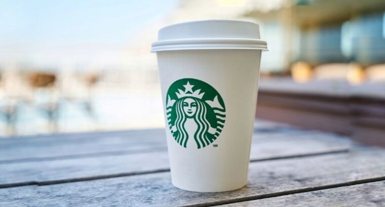 Ведущую телеканала в Турции уволили за появление в студии со стаканом Starbucks