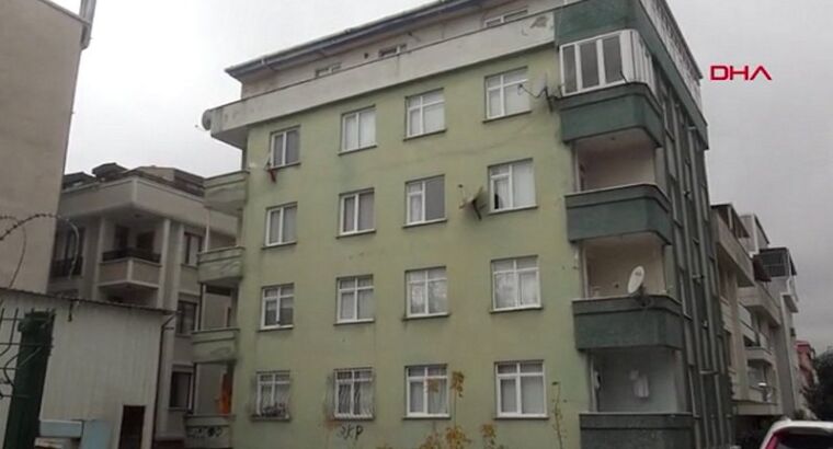 Здание с треснувшими колоннами в округе Стамбула Авджылар эвакуировали