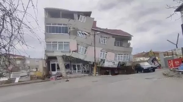 Жилой дом ушел под землю в Стамбуле после обвала грунта