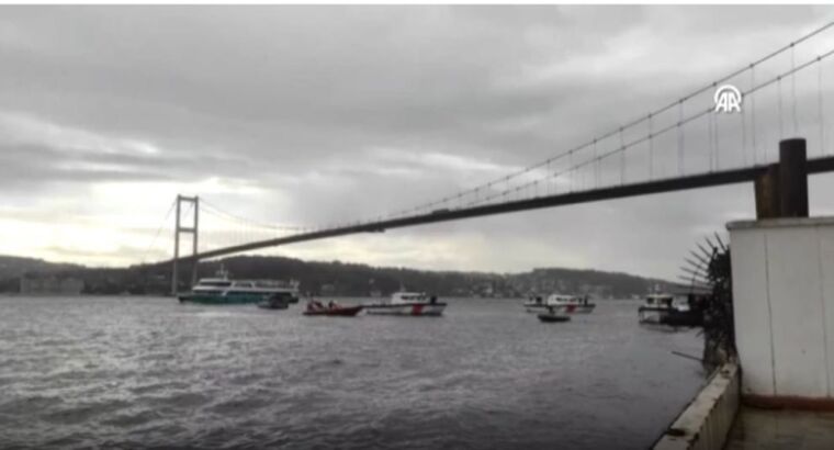 2 человека упали в море в Стамбуле