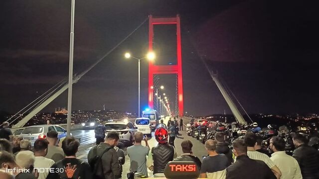 Мост Мучеников 15 Temmuz Şehitler Köprüsü был полностью закрыт для движения
