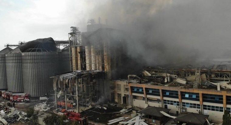 Взрыв на фабрике в Сакарье: найдено тело рабочего, пострадали 30 человек