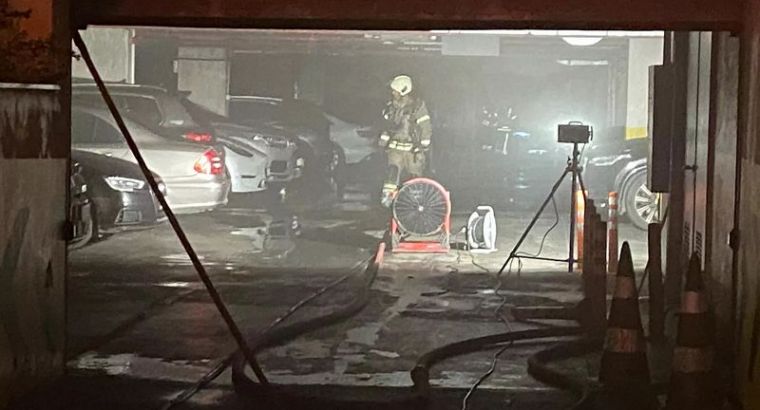 В Стамбуле загорелся электрический автомобиль: здание эвакуировали