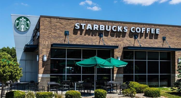 Starbucks убирает 13 напитков из меню
