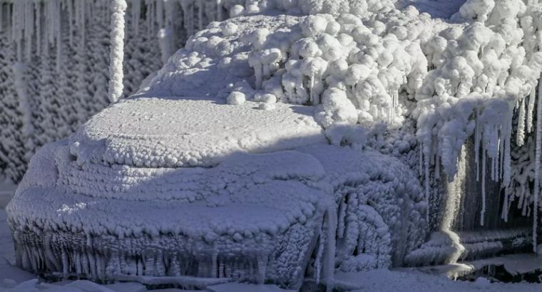 В Анталье неожиданно выпал снег: высота покрова достигла 30 см, водители застряли на трассе
