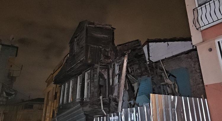 Стамбул накрыл сильный лодос: в Бейоглу обрушилось здание, в других районах срывало крыши