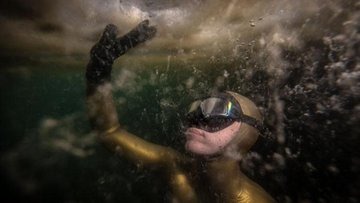 Шахика Эрджюмен совершила «погружение надежды» в Мраморное море, чтобы привлечь внимание к проблеме морской слизи
