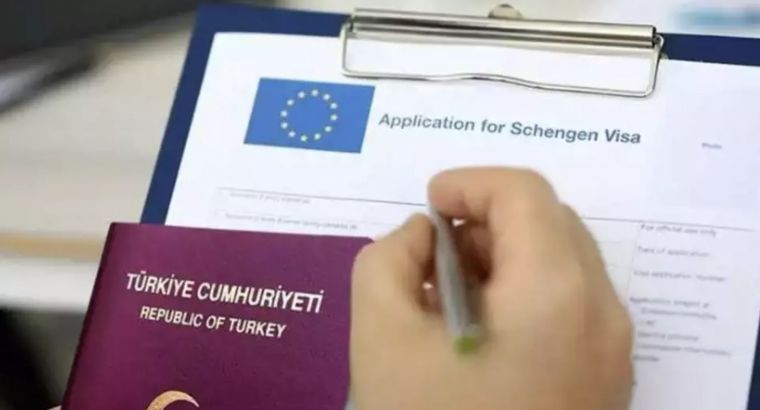 Очереди за визой: 50 тысяч студентов не смогли уехать на учёбу