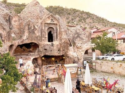 Во Фригии 3000-летнюю скальную гробницу превратили в кафе