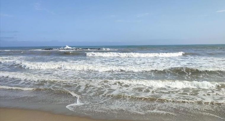 Опасность на пляже: как распознать и спастись от “тянущего” течения (rip current)