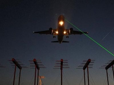 Самолет, заходивший на посадку в аэропорту Сабиха Гёкчен, подвергся лазерной атаке