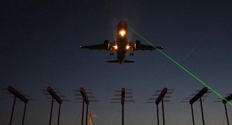 Самолет, заходивший на посадку в аэропорту Сабиха Гёкчен, подвергся лазерной атаке