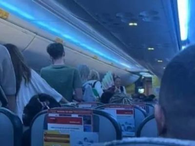 В Турции оштрафовали пассажиров, вставших с места до остановки самолёта