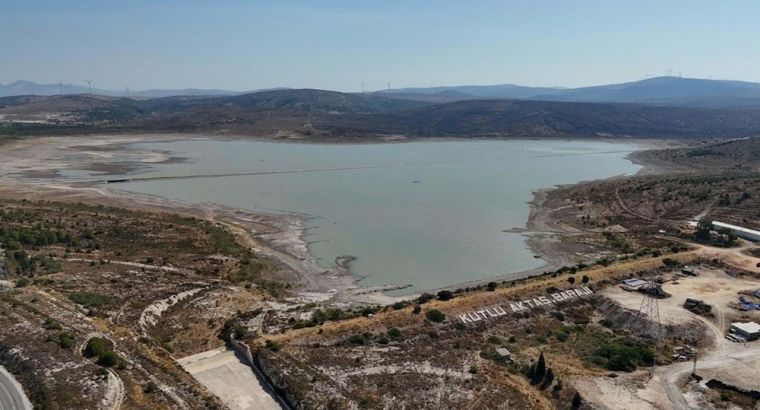 В Измире из-за падения уровня воды в водохранилищах начались перебои с подачей воды, и под угрозой оказались около 1 миллиона человек