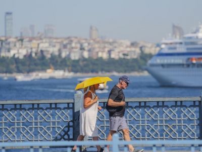 В эти выходные Турцию ждёт жаркая погода выше климатической нормы. В Стамбуле температура поднимется до +32…+33°C без осадков, в Анкаре ожидается +33…+34°C, а в Измире — до +38…+40°C.