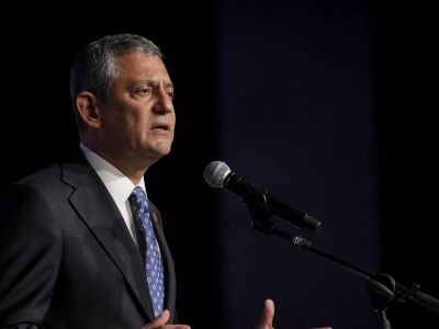 Озгюр Озель снова избран главой CHP