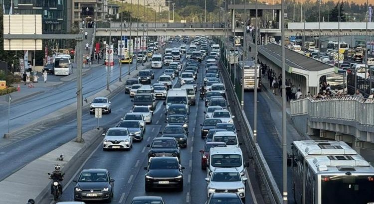 В Стамбуле началась школьная “адаптационная неделя” — пробки на дорогах