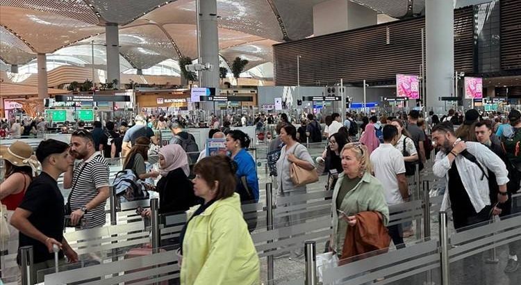 Аэропорты Стамбула приняли больше пассажиров, чем всё население Турции