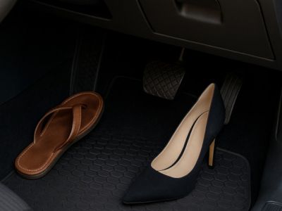 Вождение в тапочках или на каблуках может обернуться штрафом