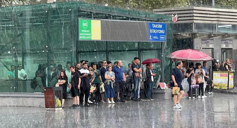 Турцию накрыла осень: синоптики предупреждают о ливнях и ветре