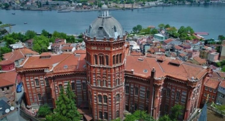 Министерство образования требует освободить здание Fener Rum Okulu