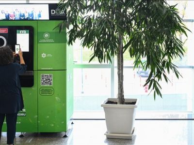 В парламенте установили машины для возврата бутылок