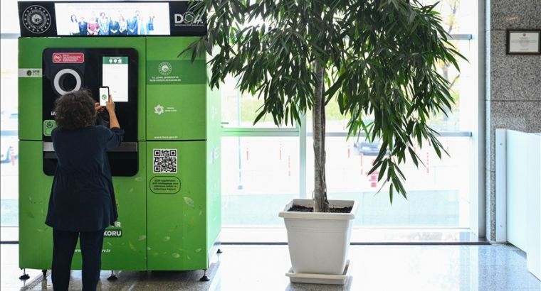 В парламенте установили машины для возврата бутылок