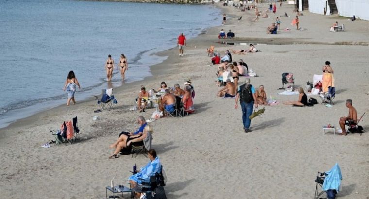 В Кушадасы пляжи заполнились: люди продолжают купаться