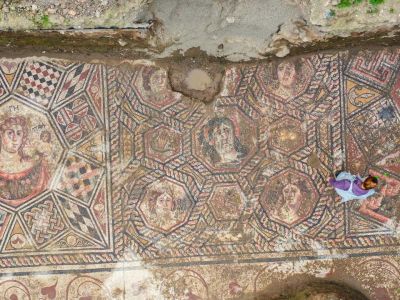 В Изнике раскопали мозаичный пол III века