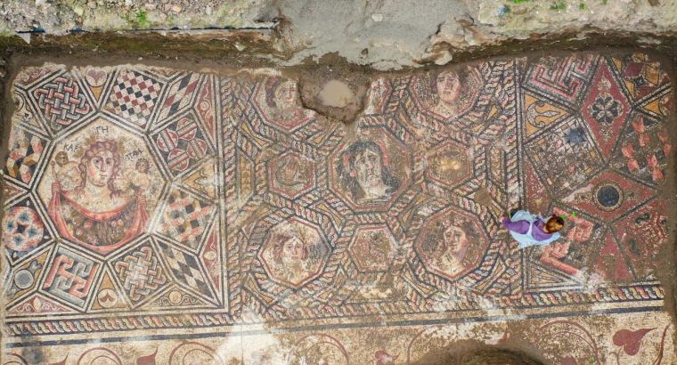 В Изнике раскопали мозаичный пол III века