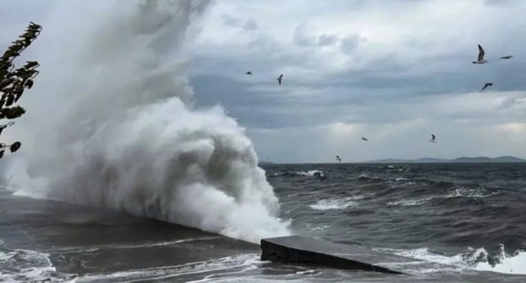 Шторм в Стамбуле: отменены рейсы, объявлено штормовое предупреждение