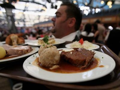 В ресторанах и кафе вводятся новые правила: сервисный сбор, кувер и плата за стол отменяются