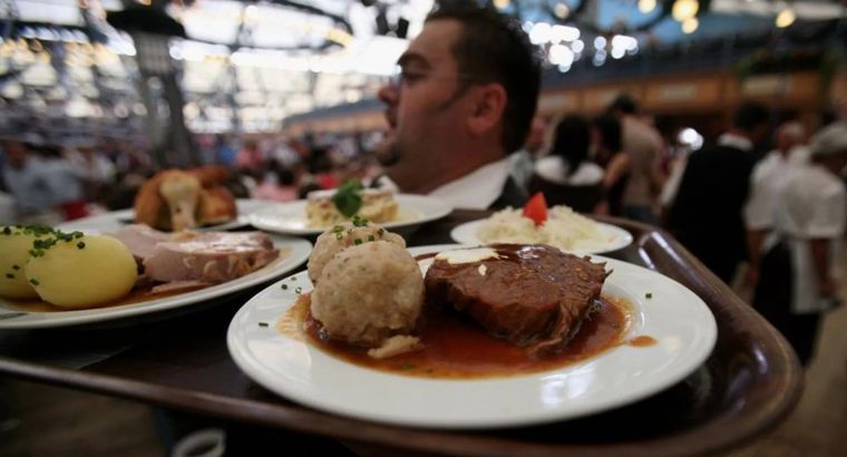 В ресторанах и кафе вводятся новые правила: сервисный сбор, кувер и плата за стол отменяются