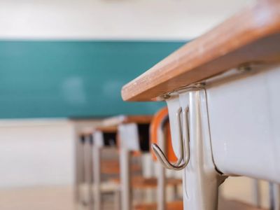 В Измире учителя отстранили от работы из-за обвинений в эксплуатации учениц