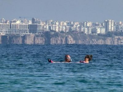 Пока Турцию заметает снегом, в Анталье — почти лето