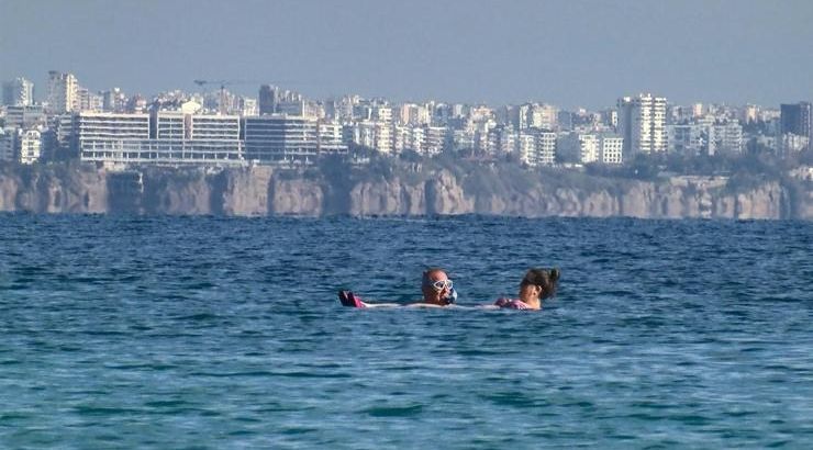 Пока Турцию заметает снегом, в Анталье — почти лето