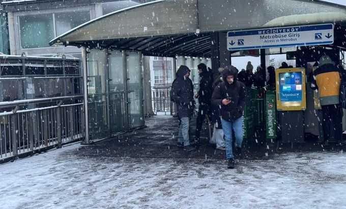 В Стамбуле усилился снегопад: AKOM предупредил о погоде по часам