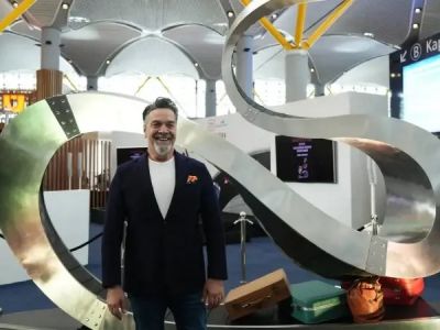 Забытые вещи становятся искусством на выставке в аэропорту Стамбула