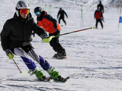 Без касок и в опасных зонах: как туристов наказали на горнолыжном курорте в Эрзуруме