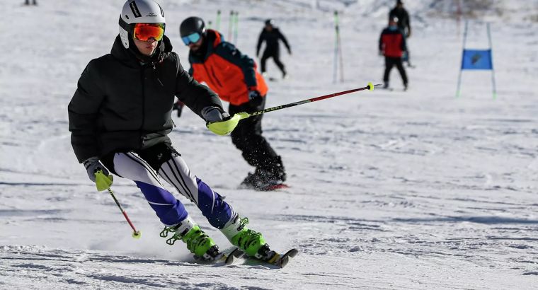Без касок и в опасных зонах: как туристов наказали на горнолыжном курорте в Эрзуруме