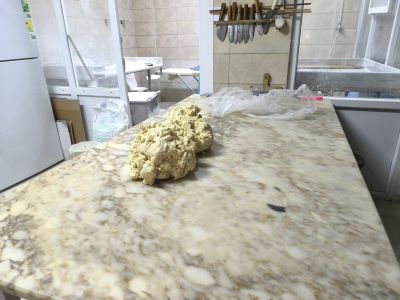 В кондитерской сотрудник месил тесто ногами — предприятие закрыли