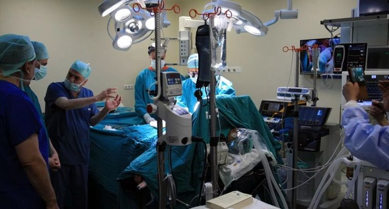 🏥 Турецкие врачи установили мировой рекорд: в Малатье успешно провели первую в мире операцию по 8-кратной перекрёстной трансплантации печени. Процедура вошла в историю мировой медицины