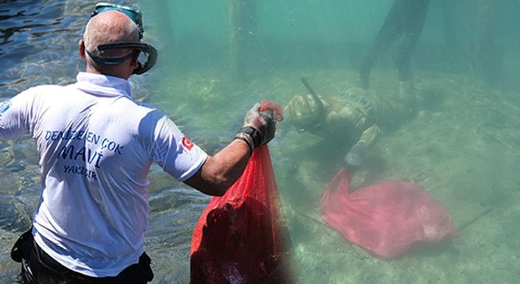 В Бодруме со дна моря подняли 250 килограммов мусора