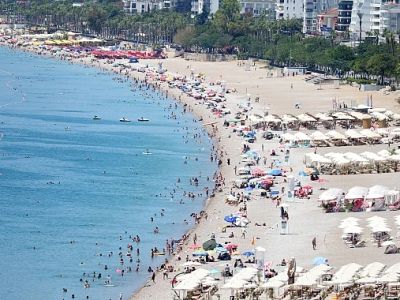 🌡️ Анталью накрыла волна жары: температура достигла 39°C, пляжи переполнены