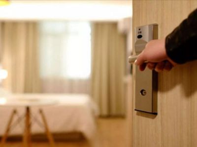 Суд обязал отель выплатить компенсацию за отказ заселить двух мужчин