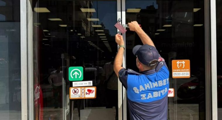 В Турции на 7 дней закрыли супермаркет за продажу просроченных продуктов