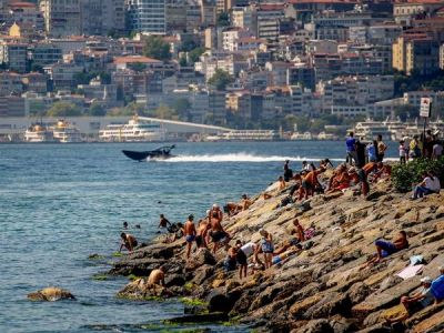 В трёх районах Стамбула временно запретили купание