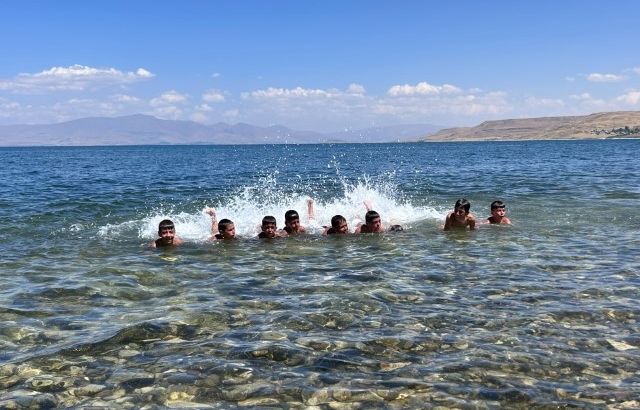 У детей после купания в озере Ван волосы стали светлыми